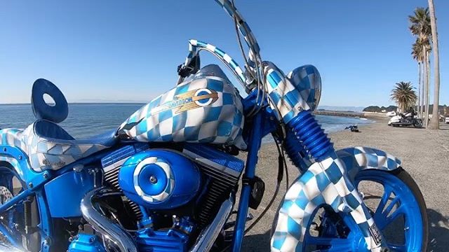 @seasideman  ビーチ🏖サイドに暮らすオーナーに合わせて♫海によく似合うペイント！そして、海によく似合う #unitedblockcustoms パーツ！ブルーバージョンで仕上げたオールチェッカーソフテイル！いい感じ〜海まで走りに行きたくなっちゃう♫#harleydavidson #coboo #custompaint #coboocustom #coboocustompaint #seaside #sea #motorcycle #seasidelife #japanisland
